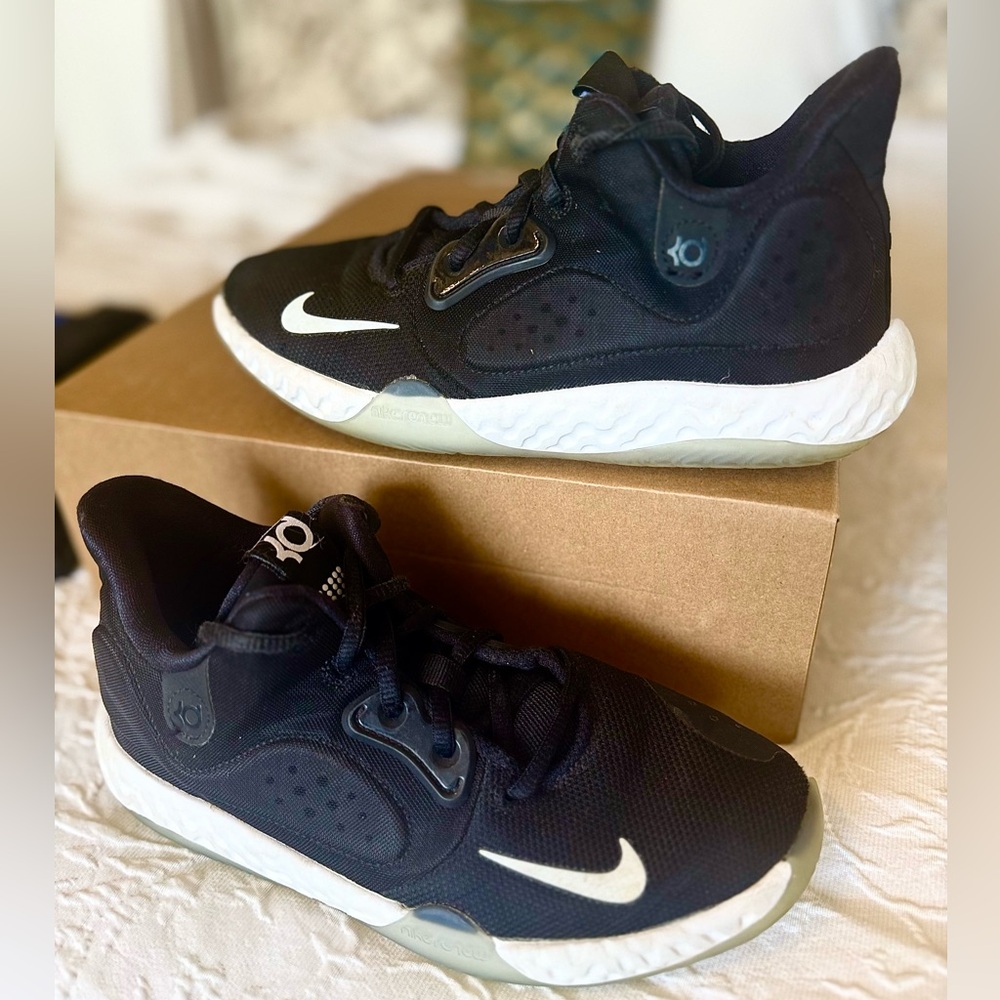 Size 5 kids—Only worn indoors! Nike KD Trey 5 VII Basketball Sneaker